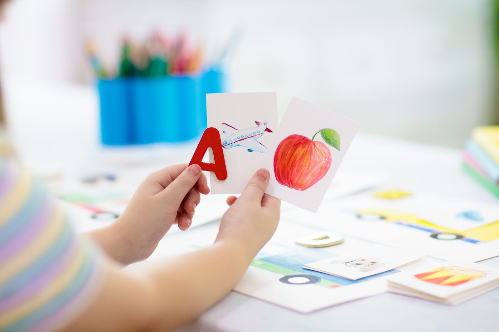 Copiii învață să citească. Cărți colorate de abc phonics flash cards pentru copii de grădiniță și preșcolari.