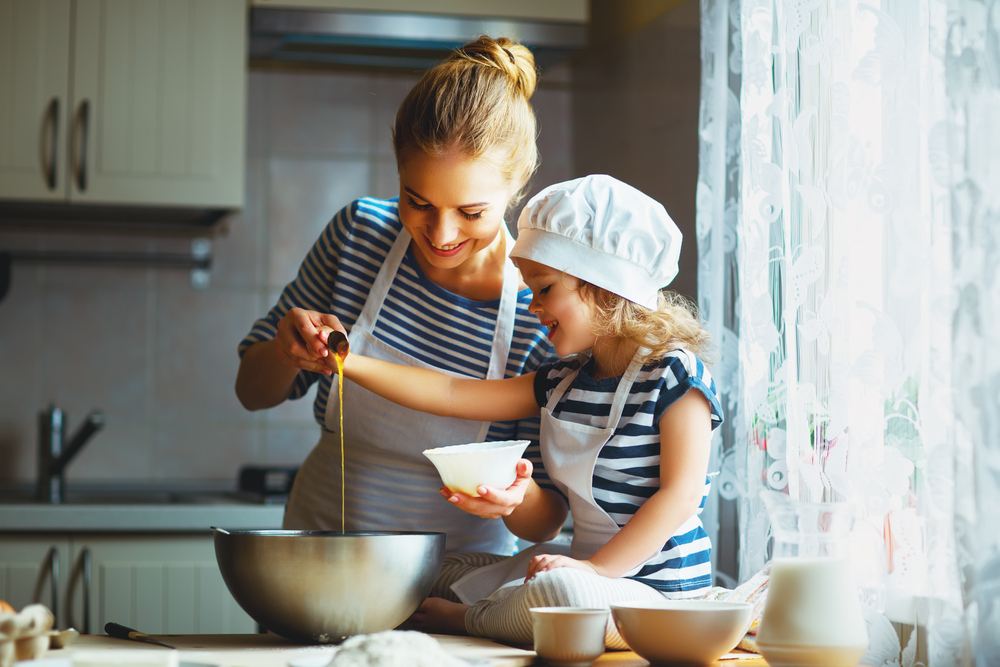 a o fetiță gătește cu mama ei în bucătărie