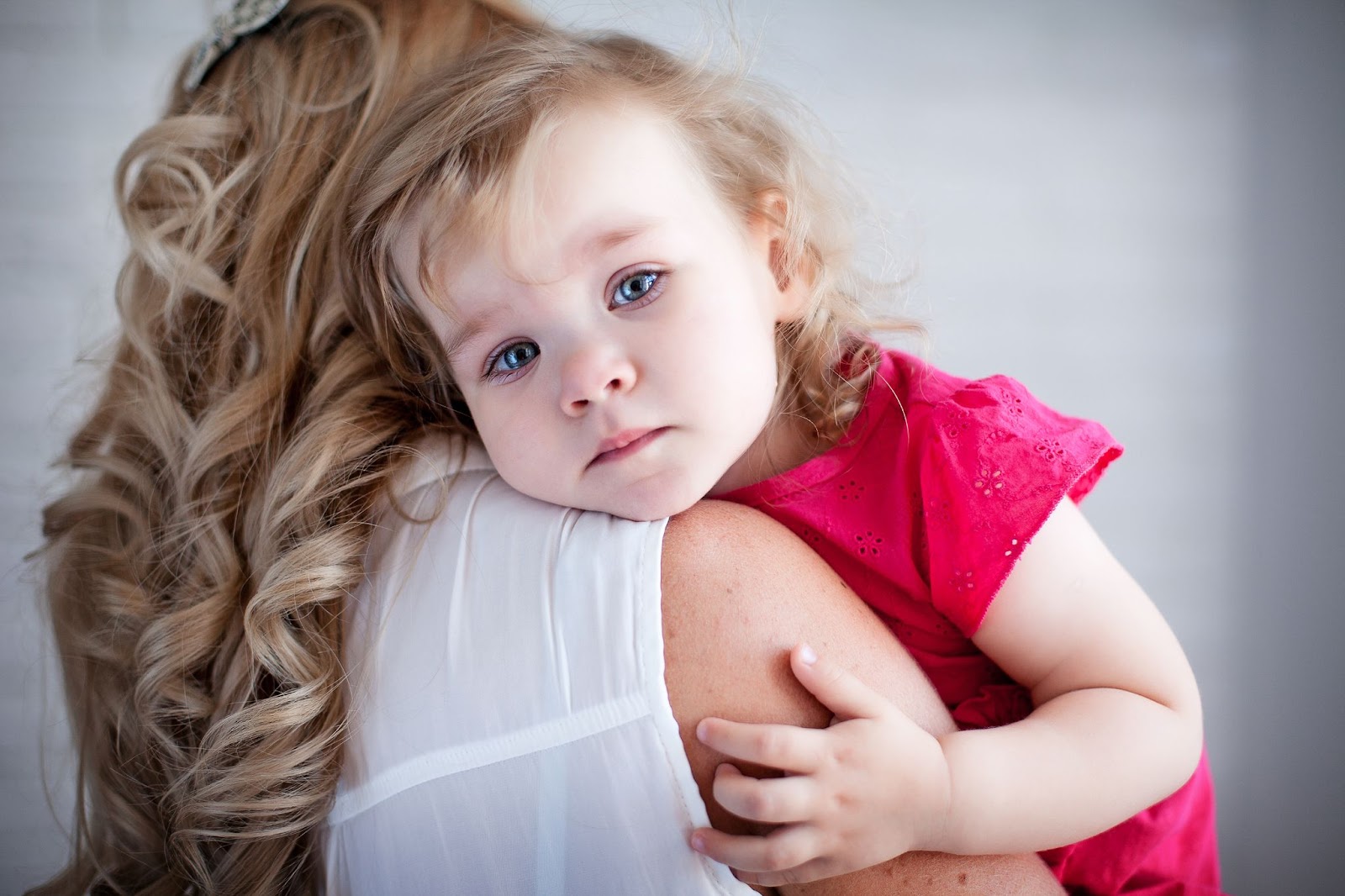 Tânăra mamă își ține în brațe copilul care plânge