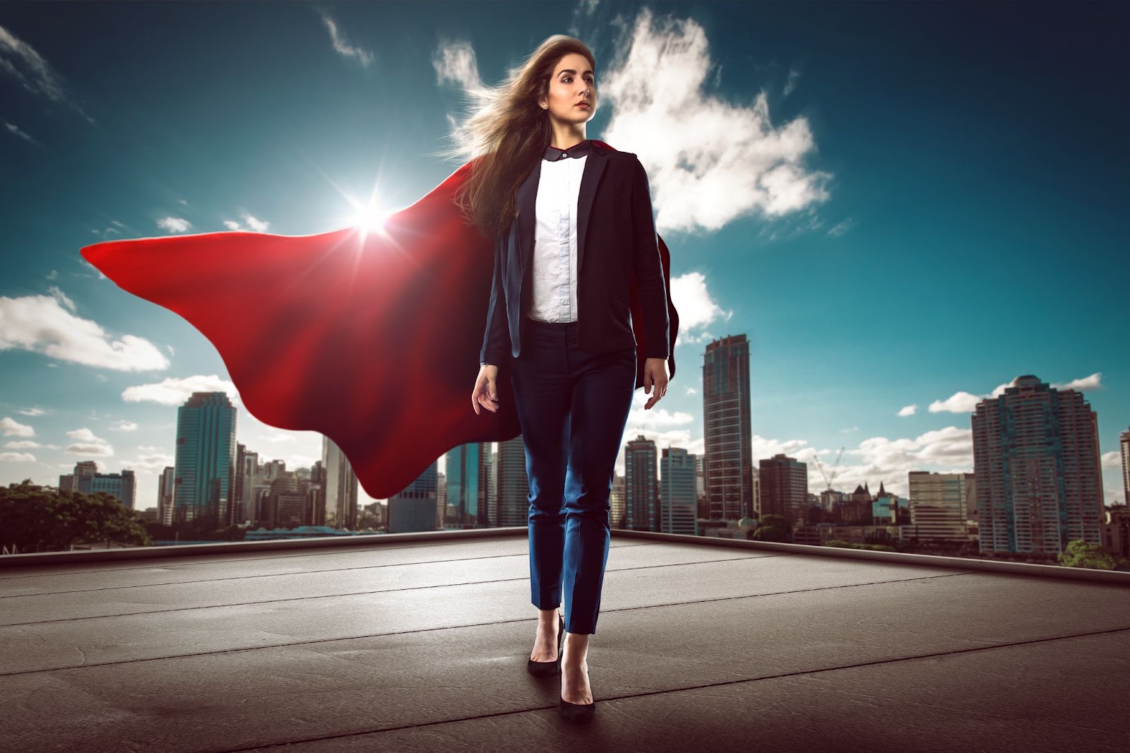 Femeie îmbrăcată în supereroină